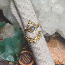 Load image into Gallery viewer, Labradorite Brass Rings